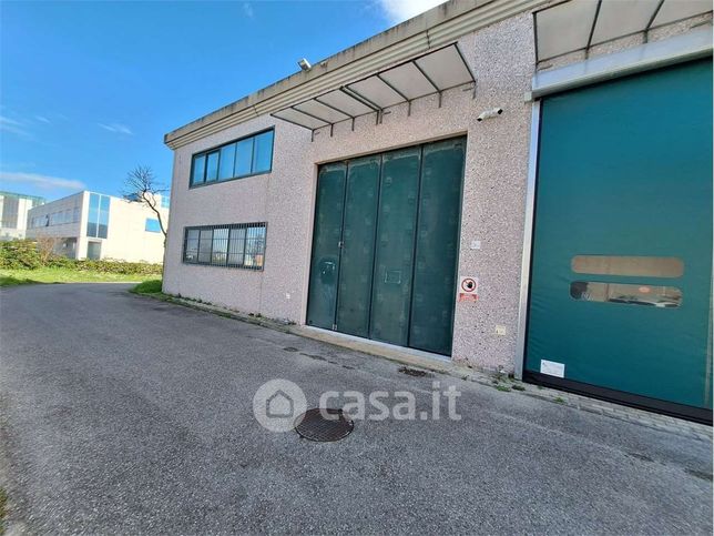 Capannone in commerciale in 