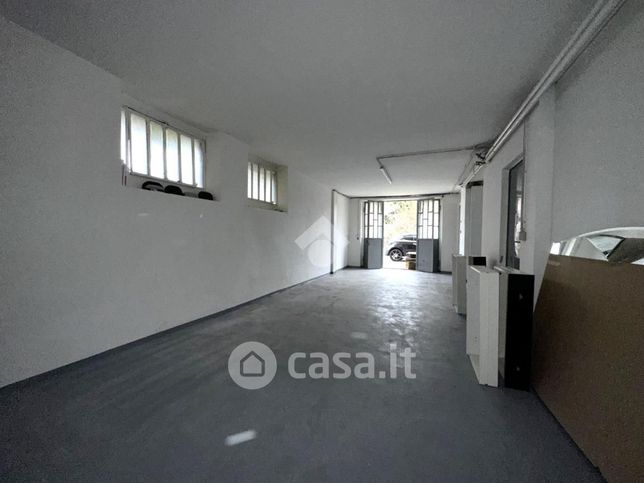 Box/posto auto in residenziale in Via Villa 126