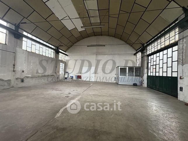 Capannone in commerciale in 