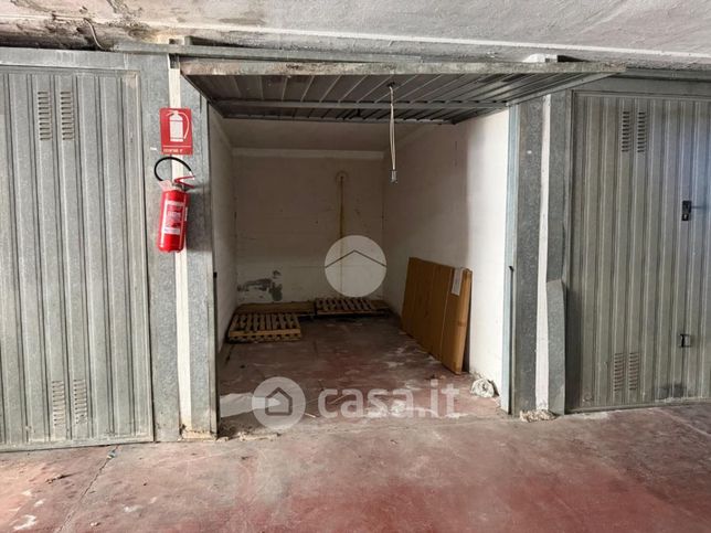 Box/posto auto in residenziale in Via Raffaello 44
