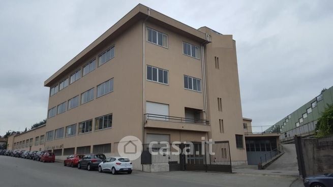 Capannone in commerciale in 