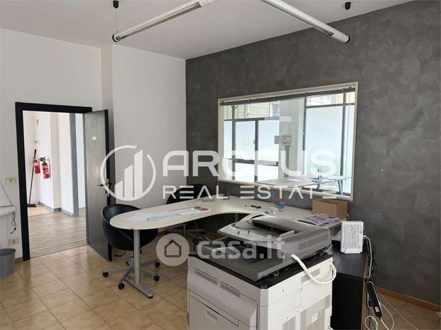 Ufficio in commerciale in 