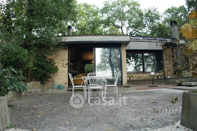 Casa bi/trifamiliare in residenziale in 