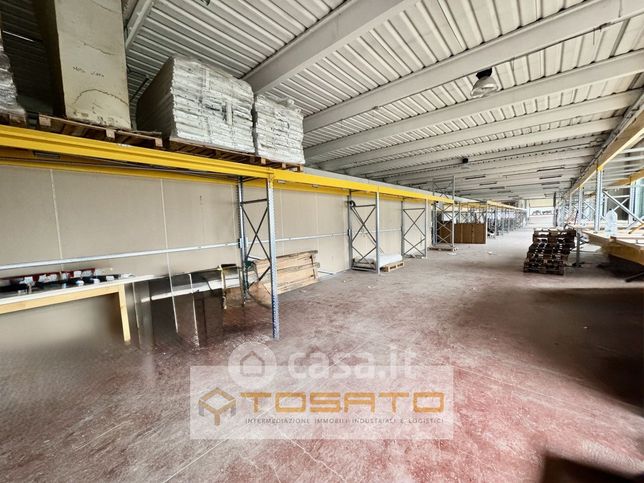 Capannone in commerciale in 