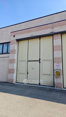 Capannone in commerciale in 