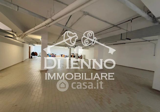 Capannone in commerciale in 