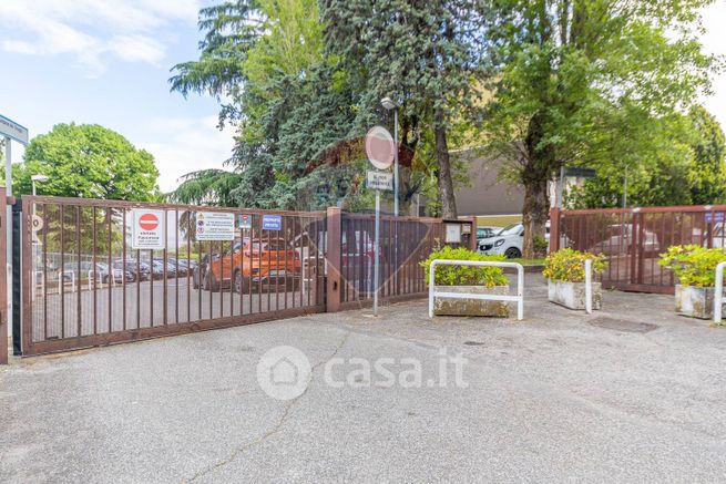 Box/posto auto in residenziale in Via Fontana della Girandola