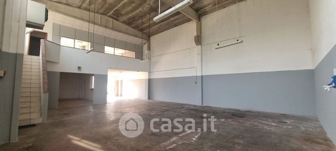 Capannone in commerciale in 