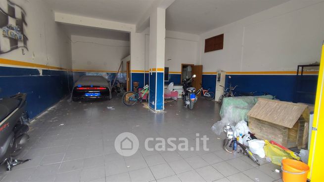 Capannone in commerciale in 