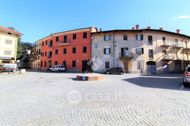 Casa bi/trifamiliare in residenziale in Piazza IV Novembre 8