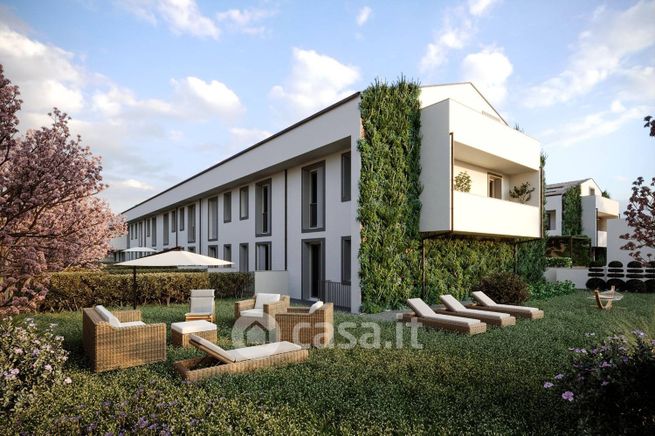 Casa bi/trifamiliare in residenziale in 