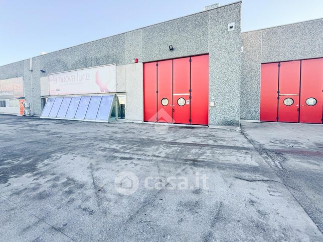 Capannone in commerciale in Via dei Ponticelli 53