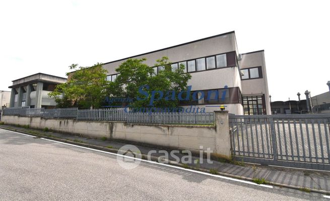 Capannone in commerciale in 