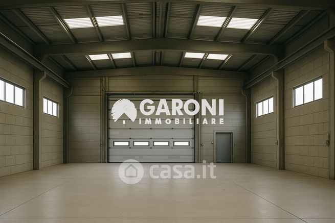 Capannone in commerciale in 