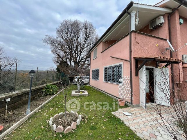 Casa bi/trifamiliare in residenziale in 