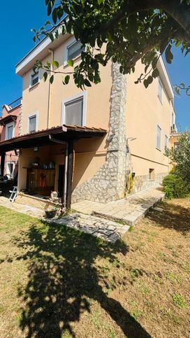 Casa bi/trifamiliare in residenziale in Via dei Cedri 7