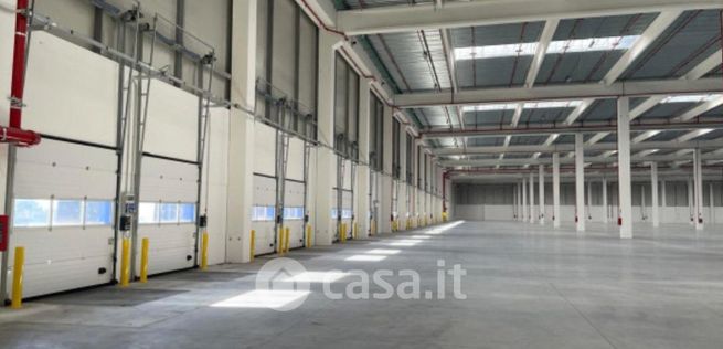 Capannone in commerciale in SP21