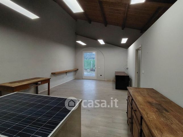 Capannone in commerciale in 