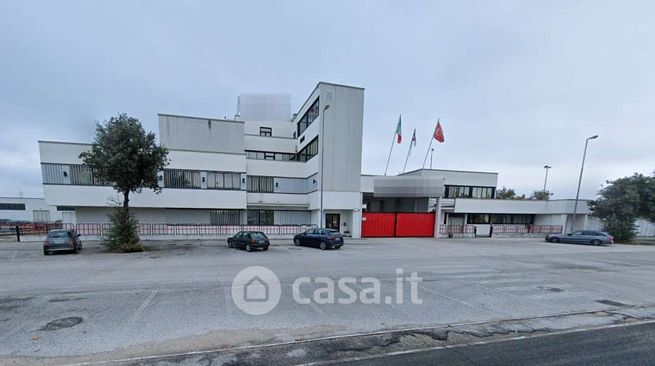 Capannone in commerciale in Via Sandro Pertini