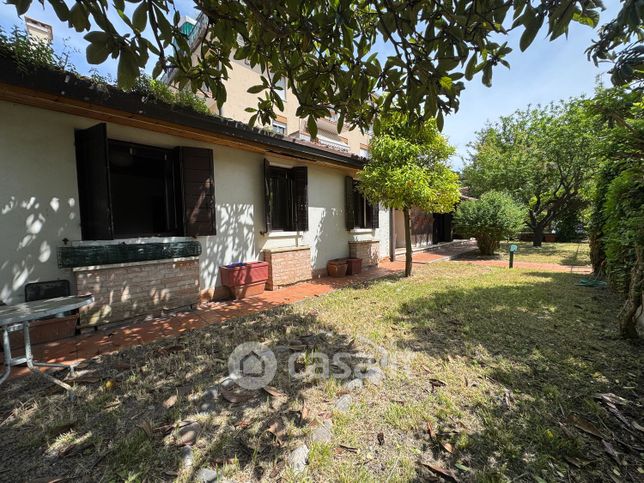 Casa indipendente in residenziale in 