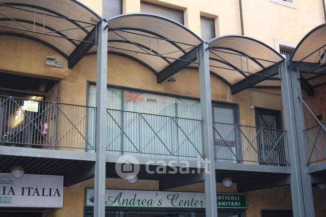 Negozio/locale commerciale in commerciale in Via Italia