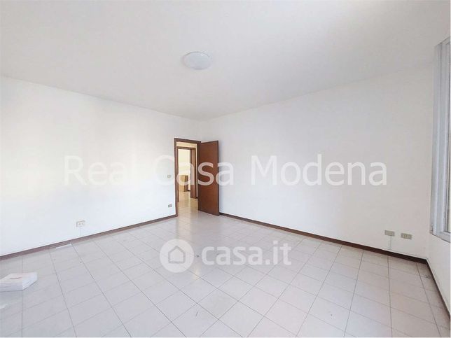 Ufficio in commerciale in Via Pietro Giardini 751