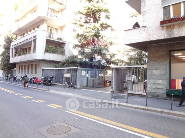 Box/posto auto in residenziale in Via della Moscova 40