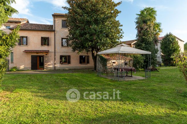 Casa bi/trifamiliare in residenziale in 