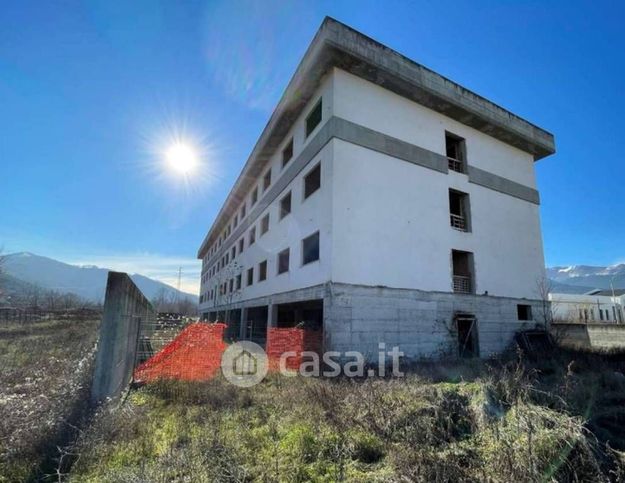 Capannone in commerciale in SS17