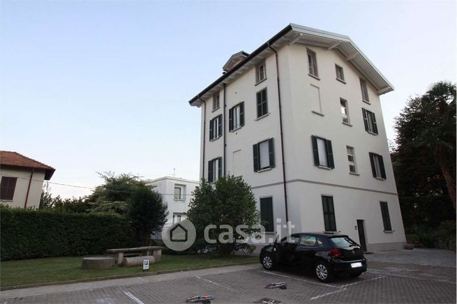 Appartamento in residenziale in Via Gaspare Rosales 11