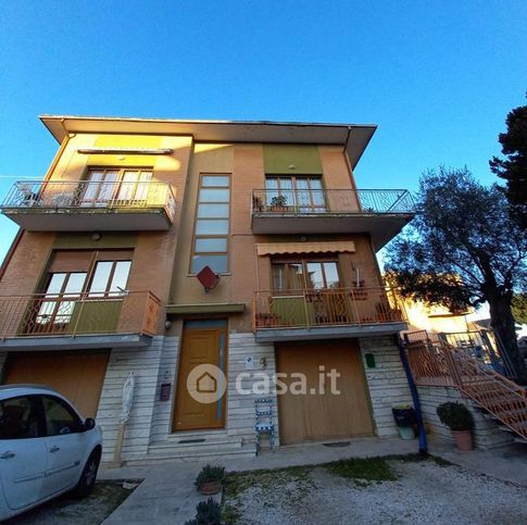 Casa bi/trifamiliare in residenziale in 
