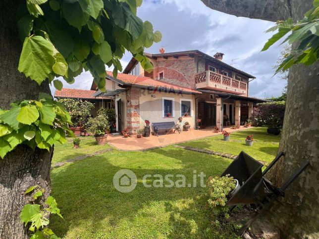 Casa bi/trifamiliare in residenziale in Via Leonida Repaci 9