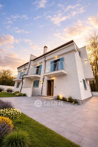 Casa bi/trifamiliare in residenziale in Contrada Archi