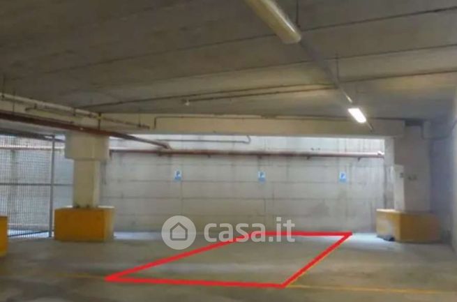 Box/posto auto in residenziale in Via Commercio