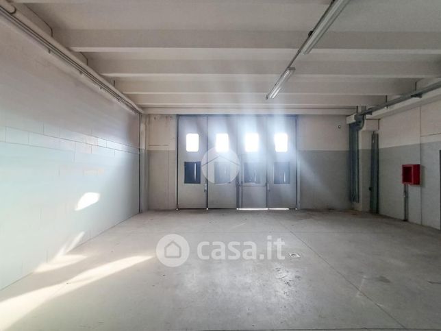 Capannone in commerciale in Via Roggia Vignola