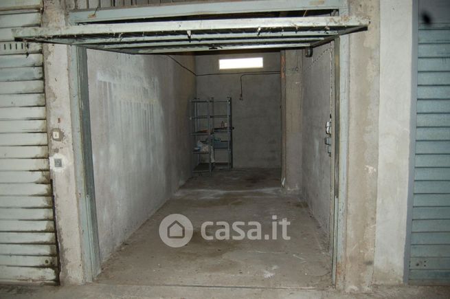 Box/posto auto in residenziale in Via Cino del Duca