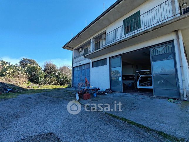 Capannone in commerciale in 