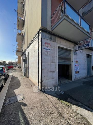 Negozio/locale commerciale in commerciale in Piazza Scaramella 11