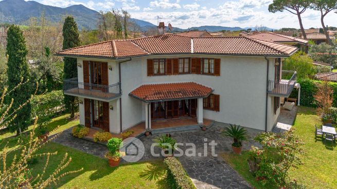 Villa in residenziale in Viale Versilia