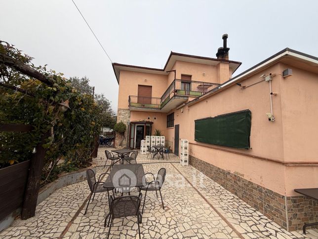 Negozio/locale commerciale in commerciale in Via della Lince