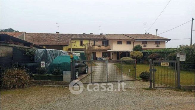 Villetta a schiera in residenziale in Via Stazione 138