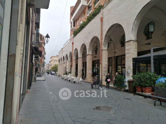 Negozio/locale commerciale in commerciale in Piazza del Corso