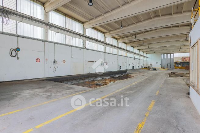 Capannone in commerciale in Via Casa Formigosa 9