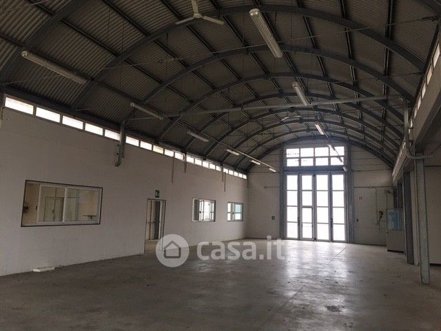 Capannone in commerciale in 