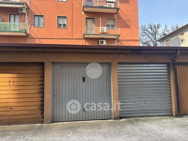 Box/posto auto in residenziale in Via Liguria 16
