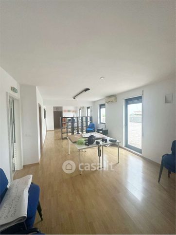 Ufficio in commerciale in 