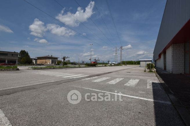 Negozio/locale commerciale in commerciale in Strada Statale 54
