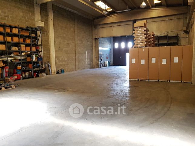 Capannone in commerciale in Via Alcide de Gasperi