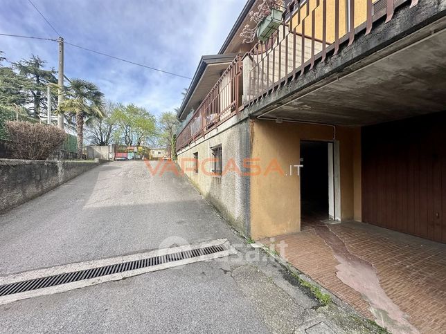 Capannone in commerciale in 