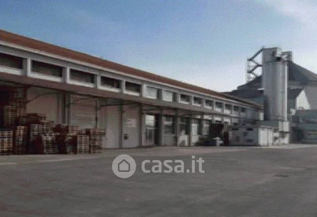 Capannone in commerciale in Via Palmiro Togliatti 9